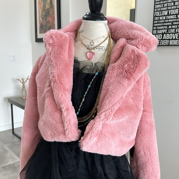 BRAND NEW GORGEOUS FANCY AND SOFT MAUVE VEGAN FUR OUTERWEAR COAT! SIZE MEDIUM! - Picture 5 of 17